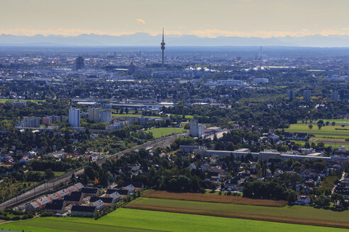 Deutschland, Bayern, München, Stadtbild mit Alpen im Hintergrund - PEDF000060
