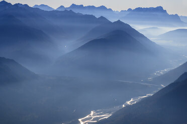 Deutschland, Bayern, die Isar und die Alpen mit Wettersteingebirge, Zugspitze und Soyenspitze - PEDF000158