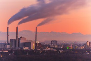 Deutschland, Bayern, München, Stadtbild bei Sonnenuntergang mit Alpen im Hintergrund - PEDF000159