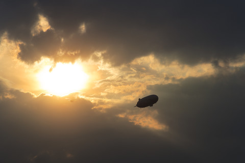 Deutschland, Oberschleißheim, Silhouette des Zeppelin NT, mitten in der Luft, lizenzfreies Stockfoto