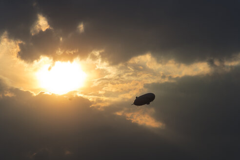 Deutschland, Oberschleißheim, Silhouette des Zeppelin NT, mitten in der Luft - PEDF000061