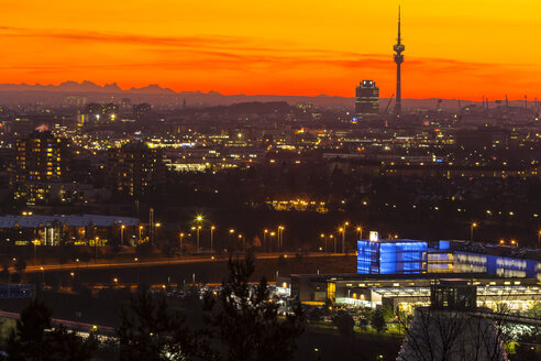 Germany, Bavaria, Munich, Cityscape at sunset with Alps in background - PEDF000063