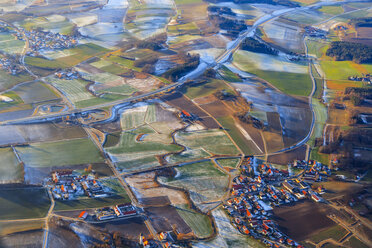 Deutschland, Bayern, Luftbild von Wolfratshausen im Winter - PEDF000075