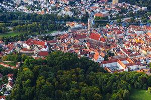 Deutschland, Bayern, Luftbild von Landshut und Burg Trausnitz - PEDF000004