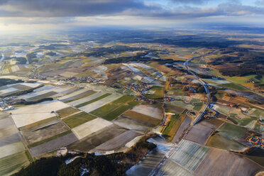 Deutschland, Bayern, Luftbild von Wolfratshausen im Winter - PEDF000081