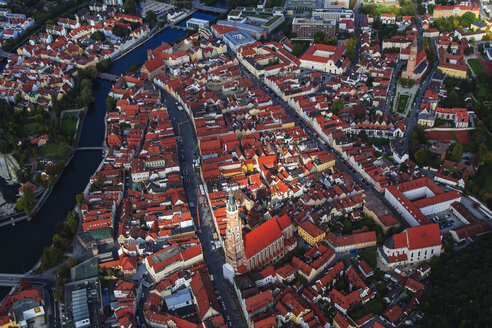 Deutschland, Bayern, Luftbild von Landshut und St. Martinskirche - PEDF000020