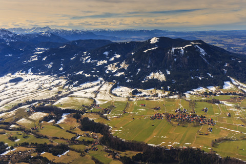 Deutschland, Bayern, Luftbild des Isarwinkels, Isar, Bad Tölz, Zugspitze und die Alpen, lizenzfreies Stockfoto