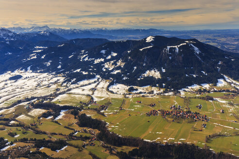Deutschland, Bayern, Luftbild des Isarwinkels, Isar, Bad Tölz, Zugspitze und die Alpen - PEDF000091