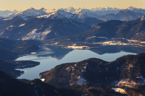 Deutschland, Bayern, Walchensee und Wettersteingebirge, lizenzfreies Stockfoto