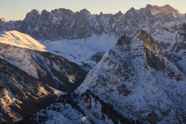 Österreich, Tirol, Karwendelgebirge im Winter - PEDF000097