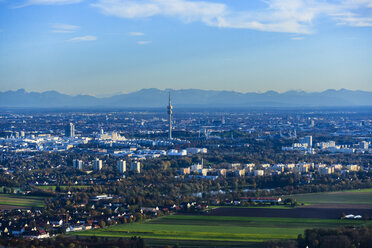 Deutschland, Bayern, München, Stadtbild mit Alpen im Hintergrund - PEDF000119