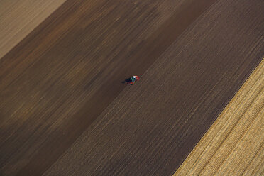 Traktor auf dem Feld, Luftaufnahme - PEDF000130
