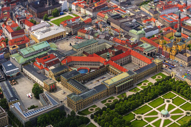 Deutschland, Bayern, München, Hofgarten und Theatinerkirche am Odeonsplatz - PEDF000131