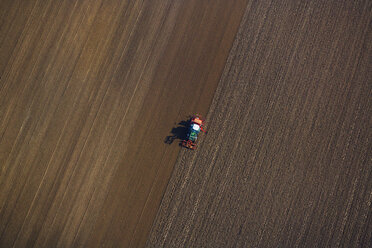 Traktor auf dem Feld, Luftaufnahme - PEDF000132