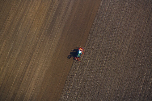 Traktor auf dem Feld, Luftaufnahme - PEDF000132