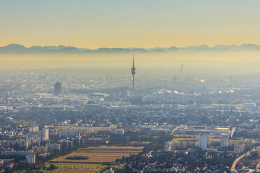Deutschland, Bayern, München, Stadtbild mit Alpen im Hintergrund - PEDF000134