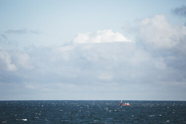 Deutschland, Nienhagen, Blick auf die Ostsee mit Fischerboot - ASCF000287