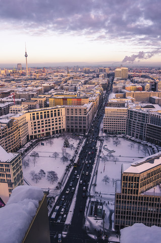 Deutschland, Berlin, Stadtansicht mit Leipziger Straße im Winter, lizenzfreies Stockfoto