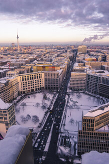 Deutschland, Berlin, Stadtansicht mit Leipziger Straße im Winter - ZMF000421