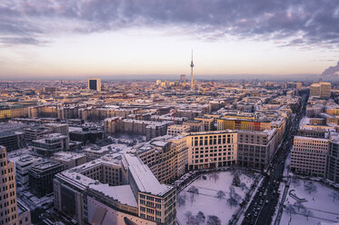 Deutschland, Berlin, Stadtansicht mit Leipziger Straße im Winter - ZMF000422