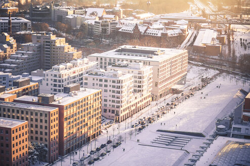 Deutschland, Berlin, Stadtzentrum, Park und Häuser im Winter - ZMF000424