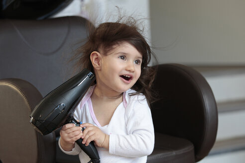 Porträt eines kleinen Mädchens mit Haartrockner - TMF000020