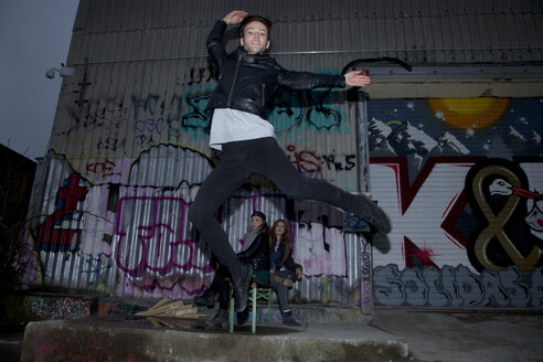 Tänzerin springt vor einem Graffiti - TMF000026