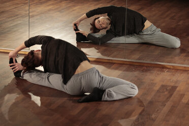Dancer stretching on floor - TMF000017