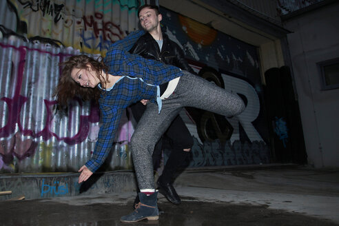 Junges Paar tanzt vor einem Graffiti - TMF000027