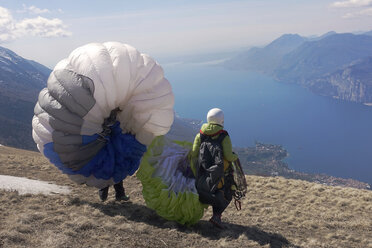 Paragliding, paragliders starting in front of Lake Garda - TMF000028