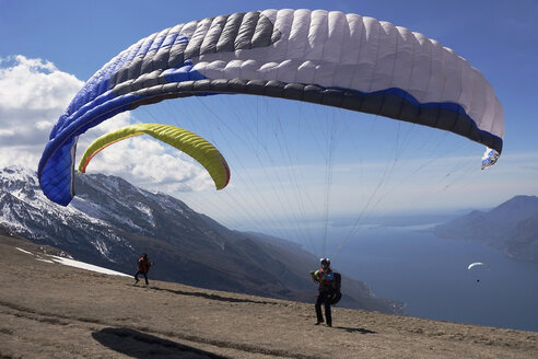 Gleitschirmflieger starten vor dem Gardasee - TMF000029