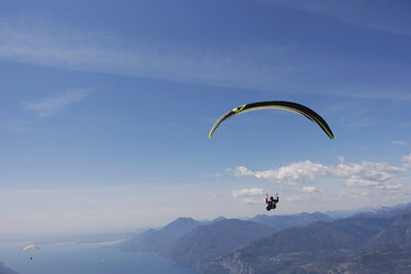 Paraglider, woman over Lake Garda - TMF000030