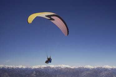 Paragliders, tandem, man and woman - TMF000031