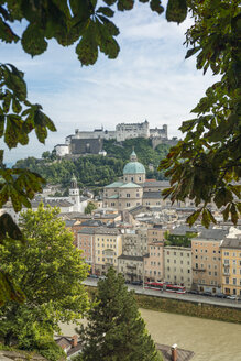 Österreich, Salzburg, Blick auf die Altstadt mit der Burg Hohensalzburg im Hintergrund - OPF000060