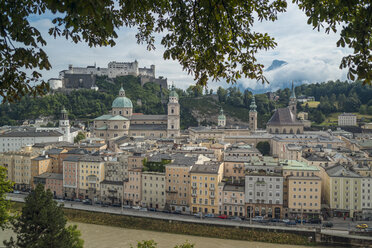 Österreich, Salzburg, Blick auf die Altstadt mit der Burg Hohensalzburg im Hintergrund - OPF000061