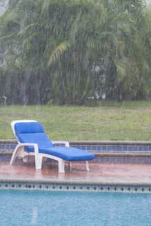 Mexiko, Nayarit, starker Sommerregen im Hinterhof eines Wohnhauses mit Schwimmbad - ABAF001870