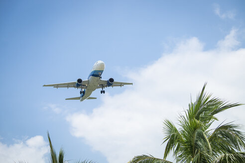 Passagierflugzeug im Landeanflug auf ein tropisches Ziel - ABAF001871