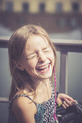 Porträt eines lachenden Mädchens - SARF002074