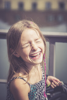 Portrait of laughing girl - SARF002074