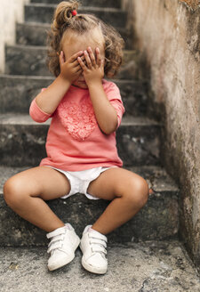 Kleines Mädchen bedeckt ihr Gesicht mit den Händen - MGOF000408