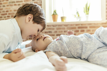 Baby girl and brother cuddling at home - MFF001962