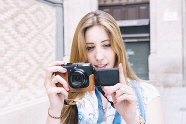 Spanien, Barcelona, junge Frau beim Fotografieren mit Digitalkamera - GEMF000303