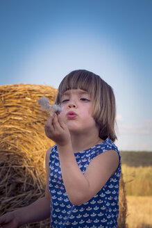 Porträt eines kleinen Mädchens vor einem Strohballen - LVF003761