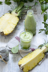 Glas und Flasche mit Spinat-Ananas-Smoothie mit Chia und Minze - ODF001199