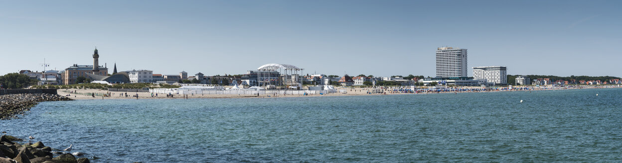 Deutschland, Mecklenburg-Vorpommern, Warnemünde, Panorama von Strand und altem Leuchtturm - FRF000302