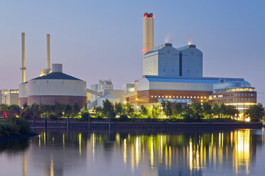 Deutschland, Hamburg, Kohlekraftwerk am Abend - MEMF000910