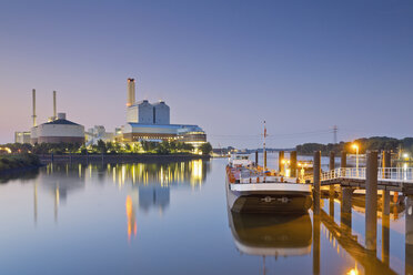 Germany, Hamburg, coal power plant in the evening - MEMF000911