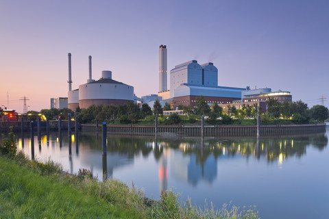 Deutschland, Hamburg, Kohlekraftwerk am Abend, lizenzfreies Stockfoto