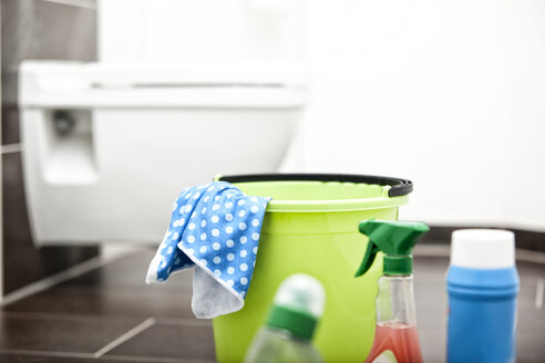 Reinigungsmittel im Badezimmer - MFRF000342