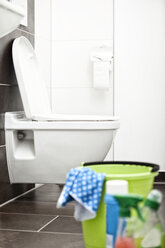 Reinigungsmittel im Badezimmer - MFRF000343